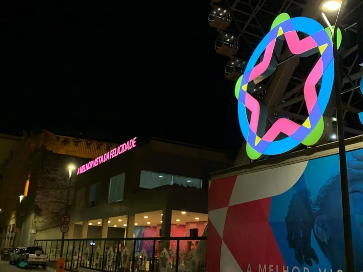 Letreiro Rio Star iluminado à noite