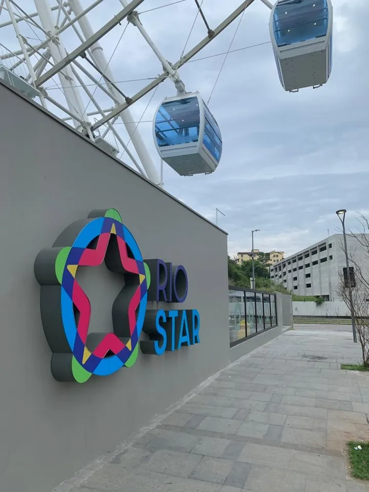 Letreiro Rio Star aplicado ao muro junto à roda-gigante