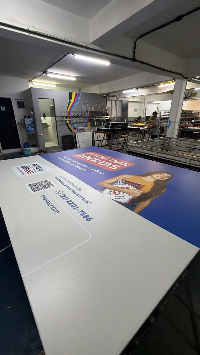 Impressão de grande formato na estrutura de produção da AMF.