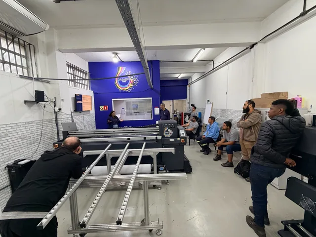 Equipe reunida na área de produção da AMF.