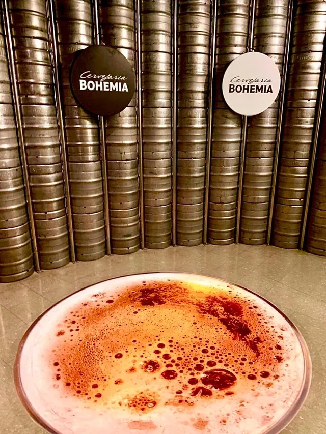Ambientação da Cervejaria Bohemia com elementos de identificação sobre barris.