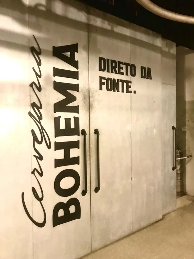 Comunicação de ambiente da Cervejaria Bohemia com identificação Direto da Fonte.