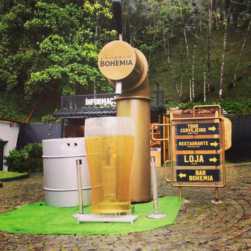 Photo opportunity da Cervejaria Bohemia com chopeira cenográfica e sinalização executados pela AMF