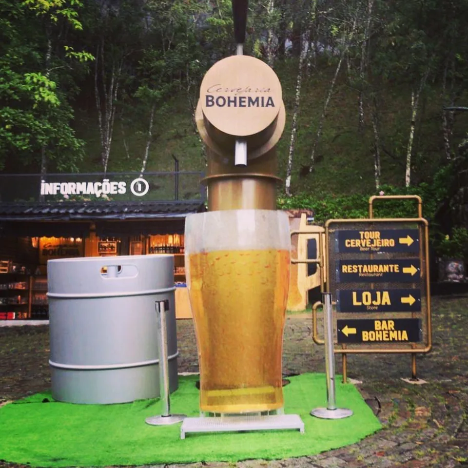 Ambientação da Cervejaria Bohemia com elemento cenográfico e sinalização direcional produzidos pela AMF