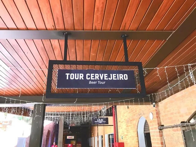 Sinalização suspensa Tour Cervejeiro na Cervejaria Bohemia produzida pela AMF.