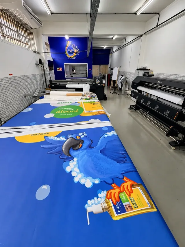 Produção de material da campanha Granado na estrutura da AMF.