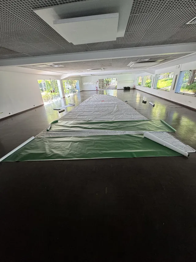 Registro da aplicação da comunicação visual verde sobre a vela do projeto Heineken.
