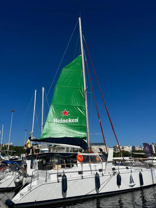 Segundo ângulo do veleiro com identidade visual Heineken aplicada à vela.