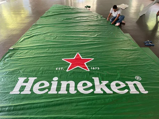 Detalhe da estrela e do logotipo Heineken aplicados à vela durante a execução do projeto.