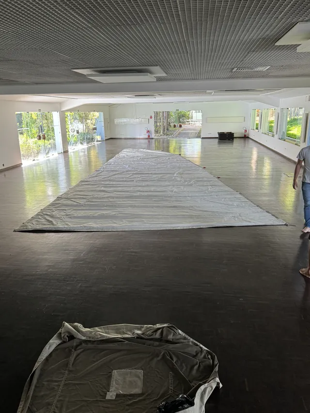 Vela estendida no espaço de trabalho durante a preparação do projeto Heineken.