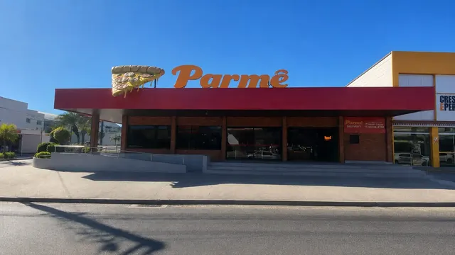 Fachada da Parmê Campo Grande com testeira vermelha em ACM e letreiro da marca.