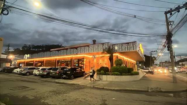 Fachada da Parmê em Campo Grande fotografada à noite.