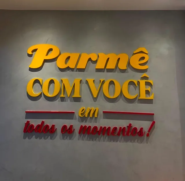 Letreiro da Parmê aplicado à parede interna.