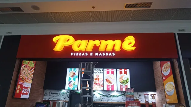 Letreiro iluminado da Parmê na entrada da loja.
