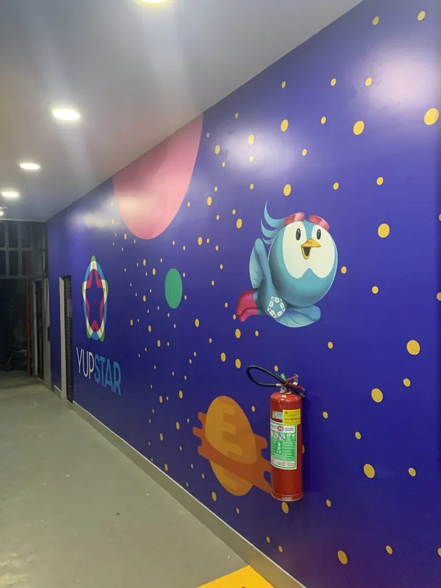 Corredor do Rio Star com ambientação temática e mascote aplicados pela AMF.