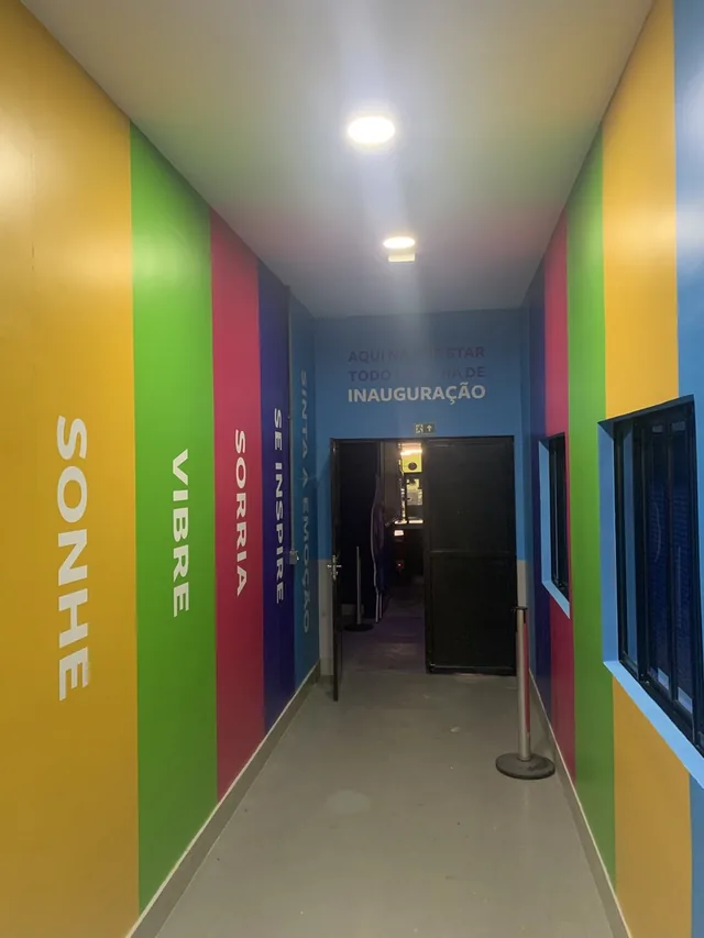 Ambientação interna do Rio Star com cores e mensagens de marca executadas pela AMF.