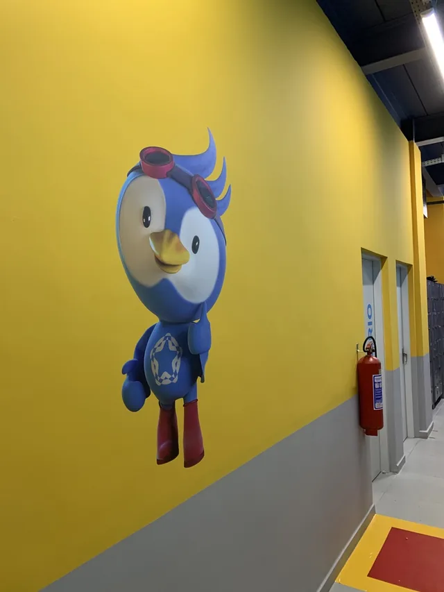 Parede temática do Rio Star com mascote e comunicação visual executada pela AMF.