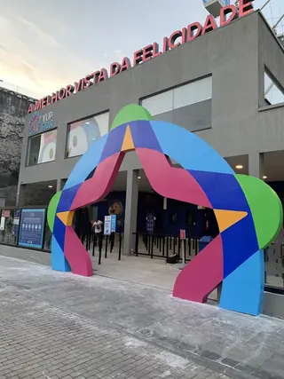 Entrada da Rio Star com identidade visual colorida executada pela AMF.