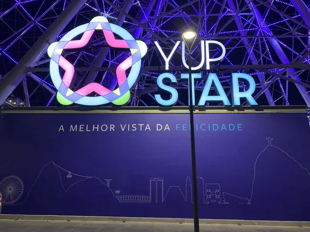 Letreiro iluminado Yup Star e comunicação visual noturna executados pela AMF.