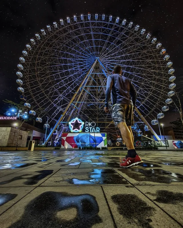Roda-gigante Rio Star à noite com comunicação visual executada pela AMF.