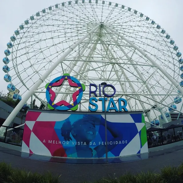 Letreiro Rio Star e painéis junto à base da roda-gigante.