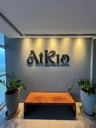Letreiro Átrio em relevo na recepção.