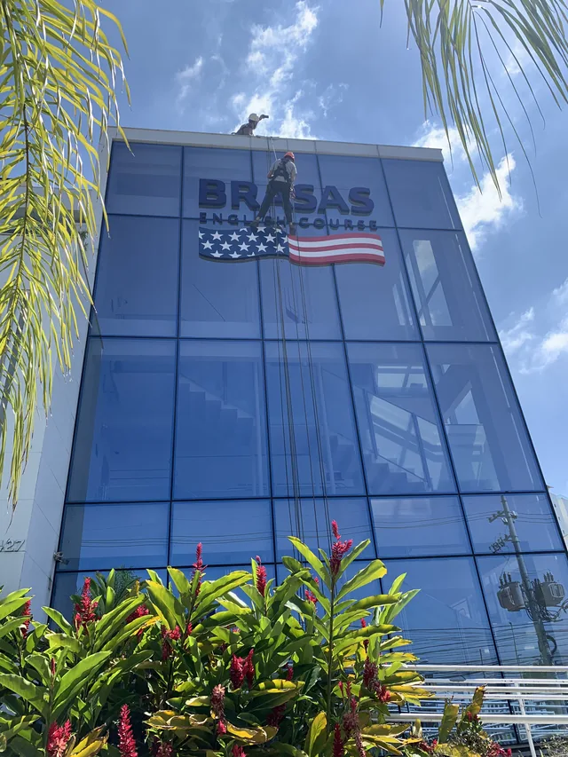 Fachada corporativa do Brasas English Course.