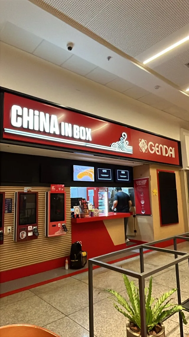 Letreiro China in Box aplicado à fachada da loja.