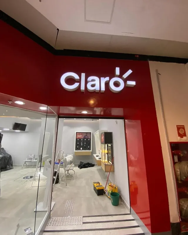 Fachada e letreiro da Claro.