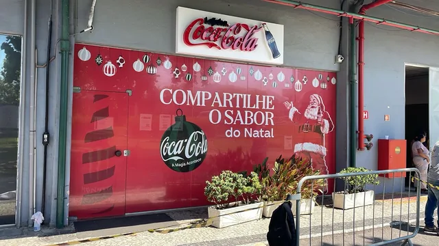 Painel de ambientação de Natal da Coca-Cola.