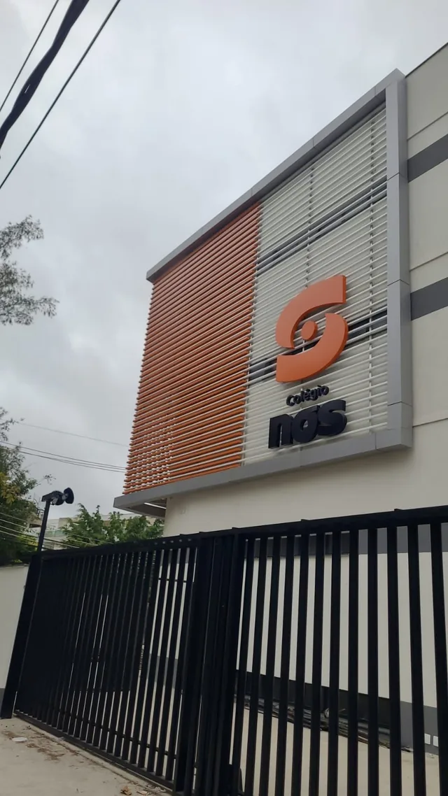 Fachada do Colégio NOS com identificação da escola.