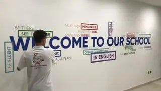 Adesivação e ambientação de parede na Cultura Inglesa executadas pela AMF.