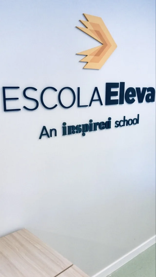 Letreiro da Escola Eleva aplicado à parede.