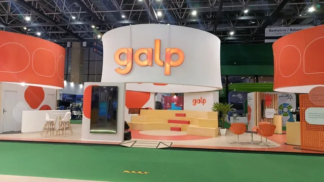 Estande da Galp com comunicação visual e identidade aplicada ao espaço de exposição.