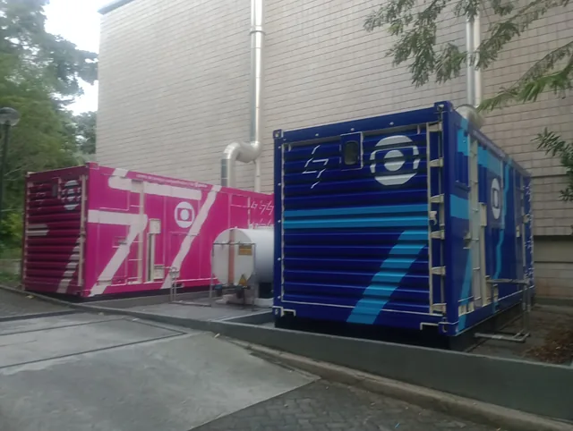 Geradores envelopados com identidade visual da Rede Globo.