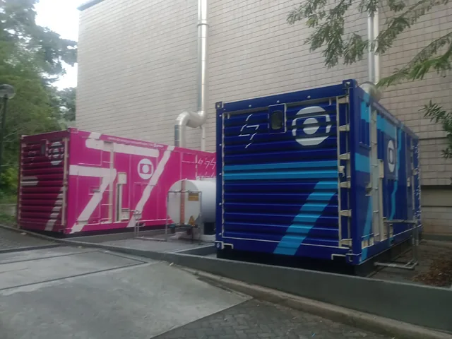 Geradores envelopados com a identidade visual da Rede Globo.