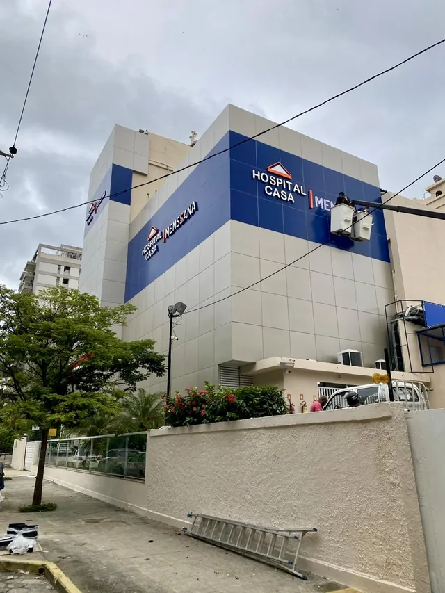 Fachada corporativa do Hospital Casa com identificação externa.