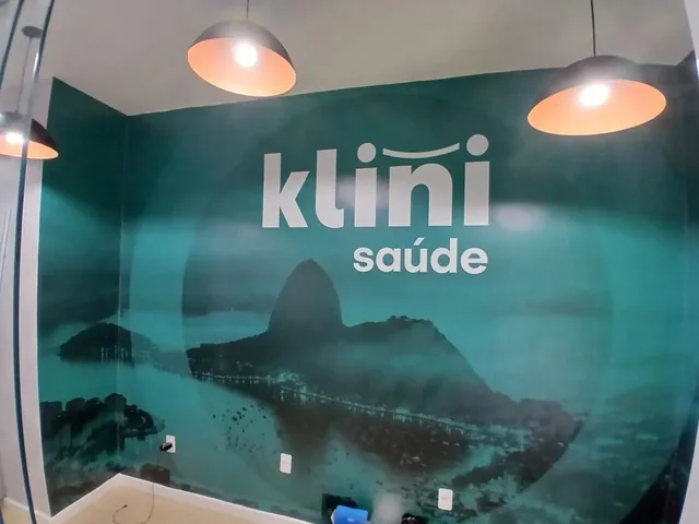 Painel de identificação Klini Saúde na recepção.