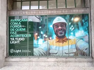 Comunicação visual aplicada aos vidros da Light.