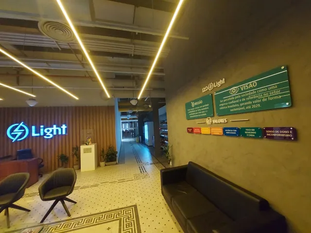 Letreiro e sinalização corporativa no escritório da Light.