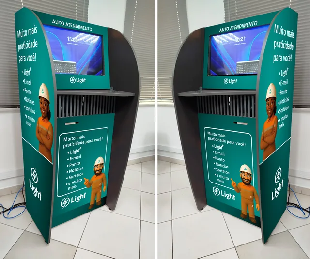 Totens de autoatendimento da Light com identificação visual.