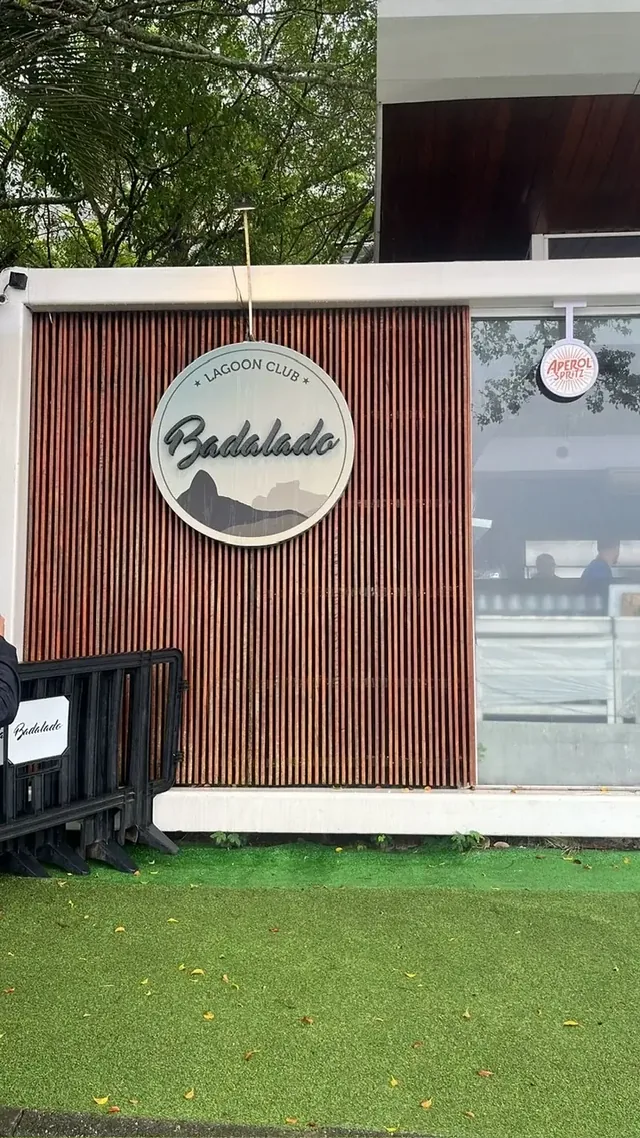 Identificação de estabelecimento aplicada a painel de madeira.
