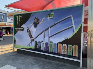 Painel de PDV da Monster com comunicação visual aplicada em ambiente de exposição.
