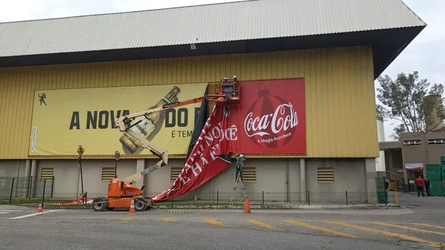 Comunicação visual aplicada à fachada de um supermercado.